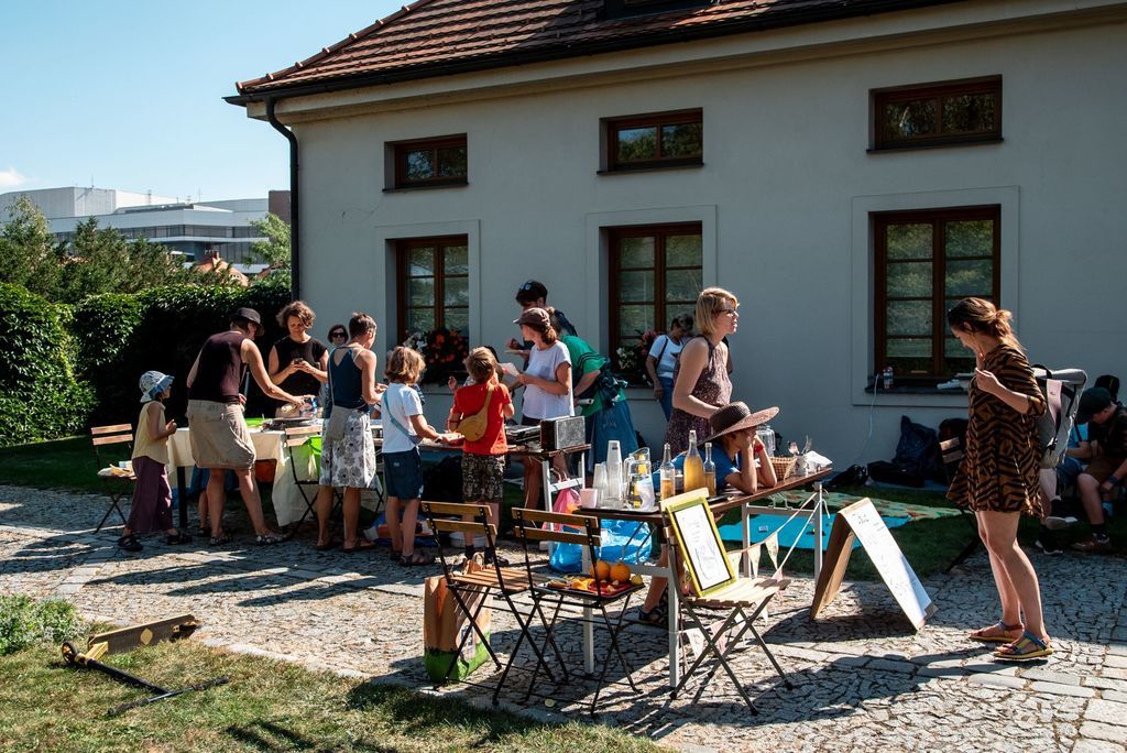 skupina lidí sedících u piknikového stolu